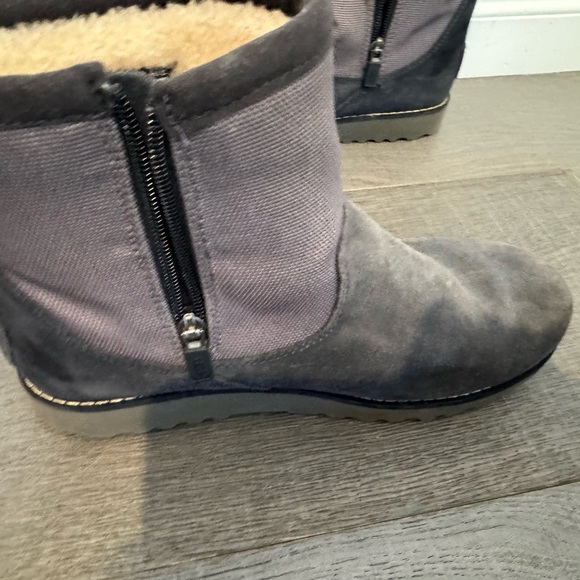 UGG Kids Bayson II Snow Boot with 3M Thinsulate Lining Boys US Size 6 - Picture 7 of 16